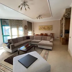 luxury-center-apartment.hotels-in-tirana.com/