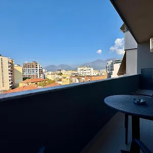 new-bazaar-cozy-apartment-on-a-very-secure-building.hotels-in-tirana.com/